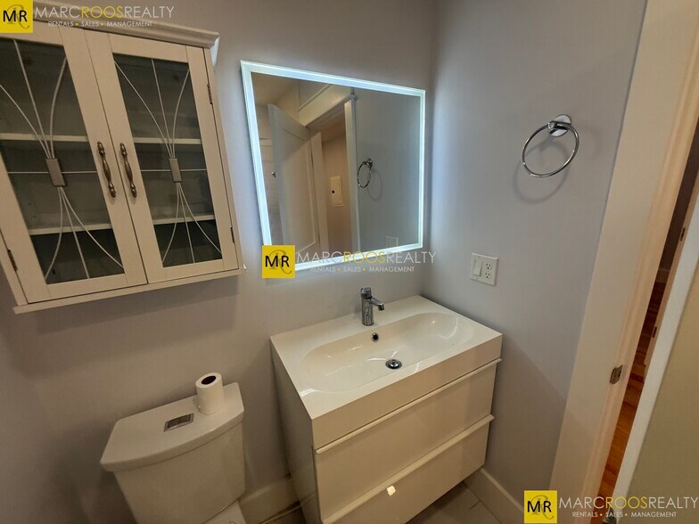 Building Photo - 331 Chelsea St