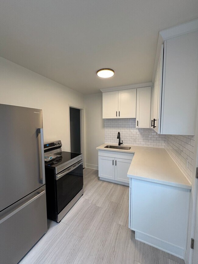 Building Photo - Ballard Beauty, 2 bed 2 bath Remodel with two entrances.