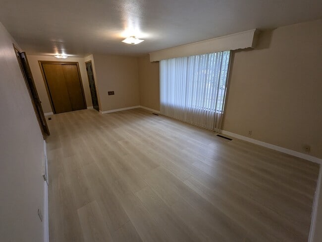 Building Photo - 186 E 700 N