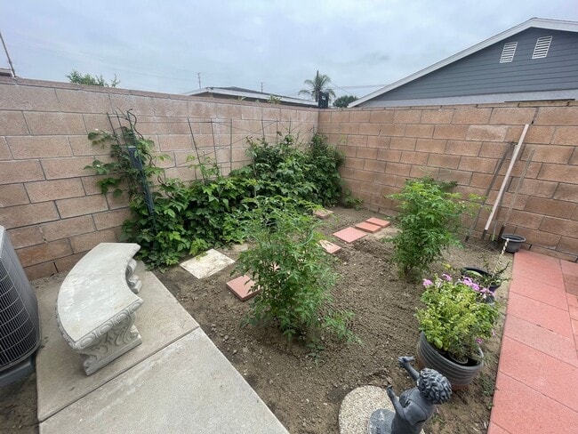 Building Photo - Beautifully Renovated 2-Bedroom Front Home...