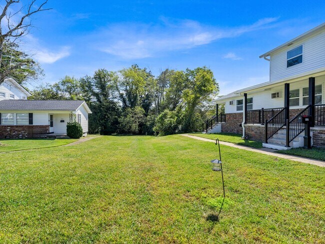 Building Photo - Oak Ridge 37830 - 3 bedroom 2 bath duplex - call Chad Weeks 865-567-6193