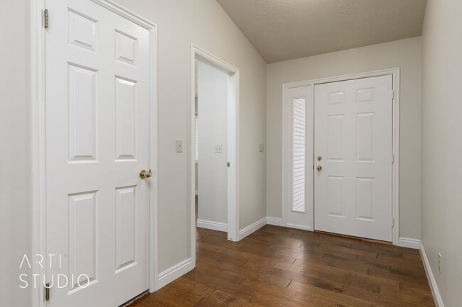 Building Photo - 4 Bedroom 2.5 Bath Home in Creekside Village