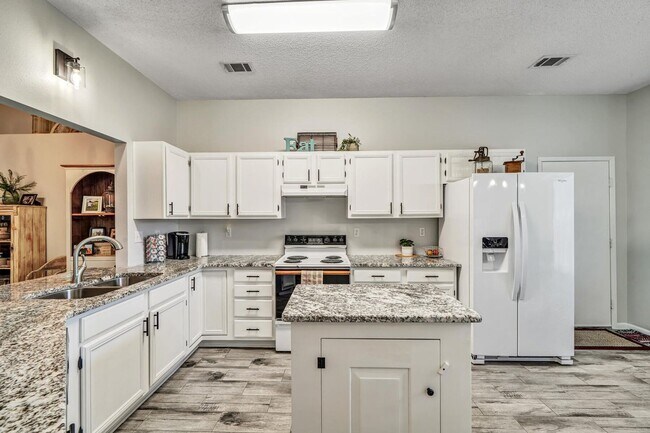 Building Photo - Updated 3 Bedroom in Central Location!
