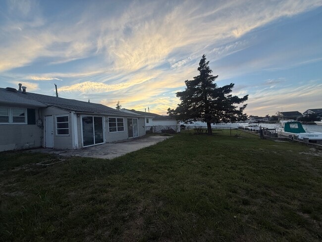 Building Photo - 18 W Delaware Dr