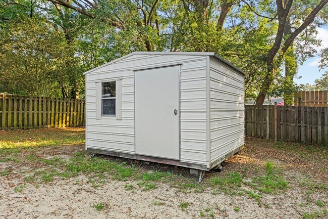 Building Photo - Pet Friendly!  Ideal location to Eglin AFB!!