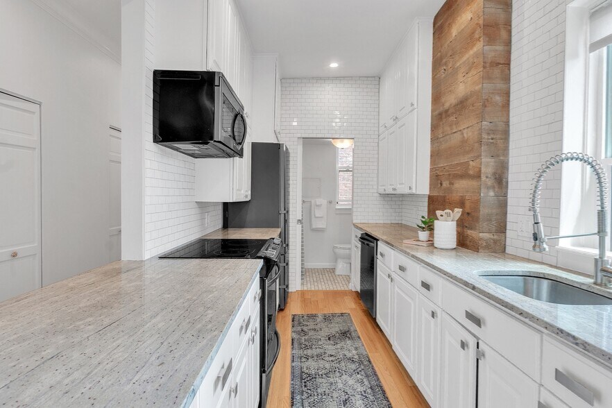 Building Photo - 17 Cazenove St