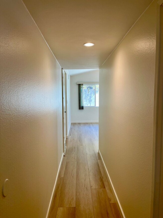 Building Photo - 4 Bedroom 2.5 Bathroom Home, Newly renovat...