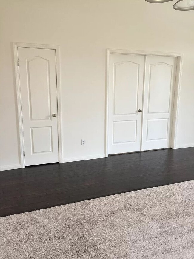 Building Photo - 5 bedrooms 2 baths house-SW Bakersfield