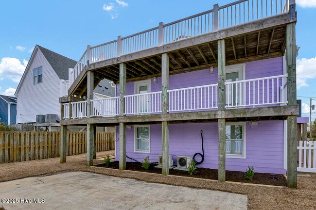 Building Photo - 1207 N Topsail Dr