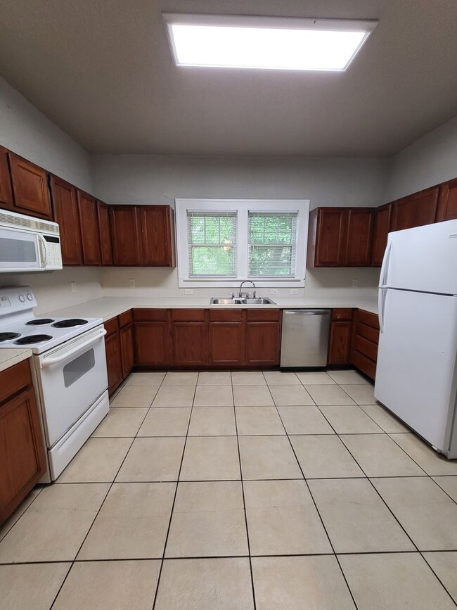 Building Photo - PRELEASING July 2024 - (3-4) Bed/(2) Bath ...