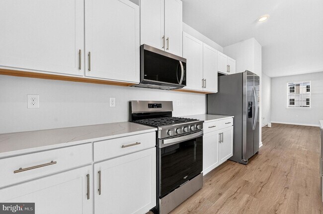 Building Photo - 157 Essex Dr