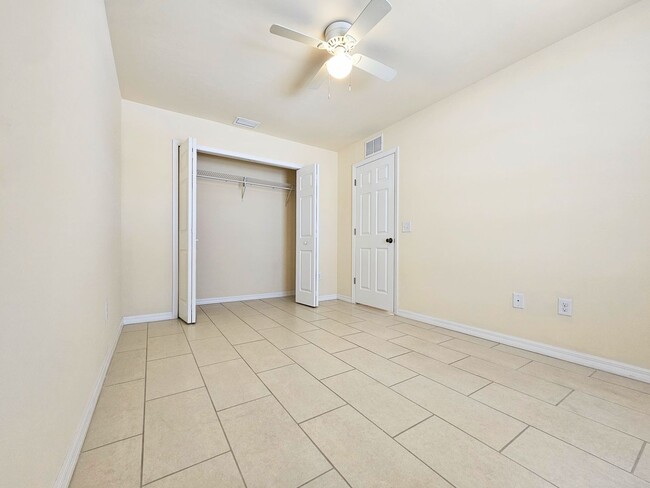 Building Photo - Stunning 3 Bed / 2 Bath Duplex w/ Garage –...