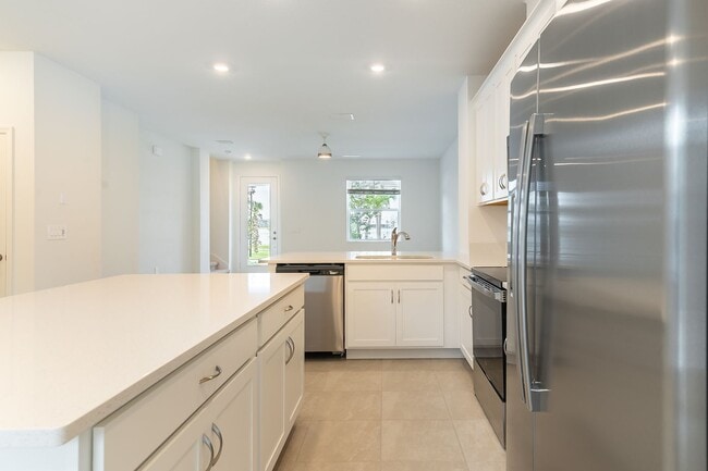 Building Photo - Beautiful Modern Town Home with Water Fron...