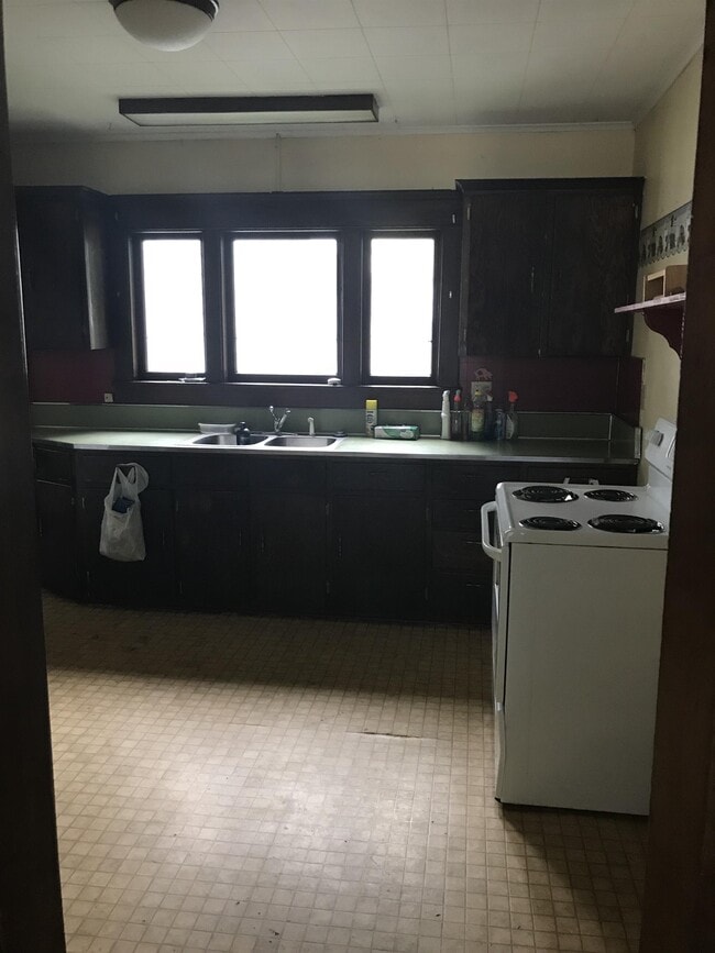 Building Photo - 208 S Main St