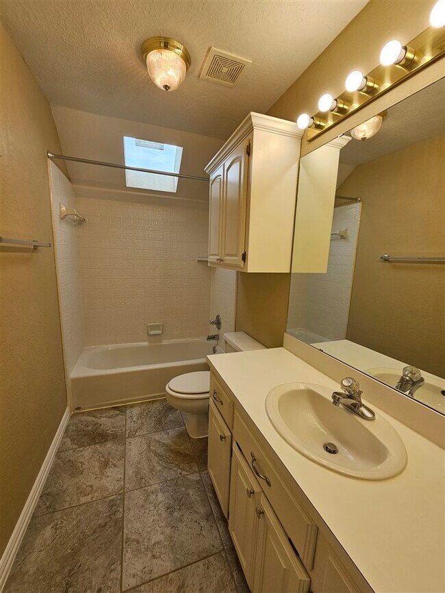 Building Photo - 6605 NW Willow Tree Cir