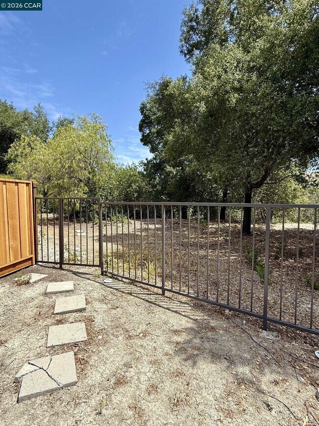 Building Photo - 365 Bellflower Dr