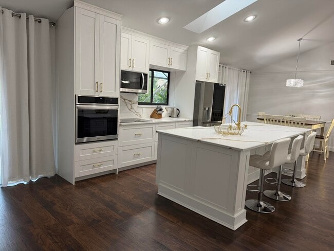 Building Photo - 1532 Primrose Ln