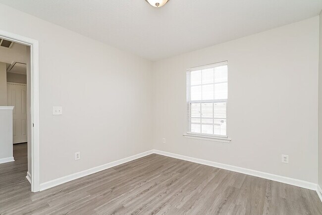 Building Photo - 324 Sarna Dr