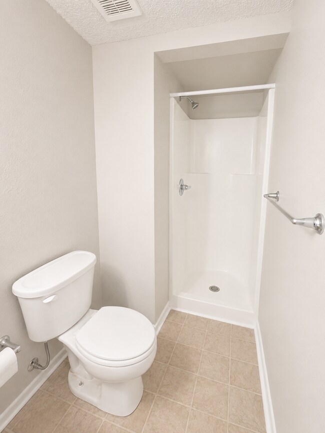 Building Photo - Spacious 3 Bed, 2 Bath Split-Level Duplex with Garage in Lee's Summit!