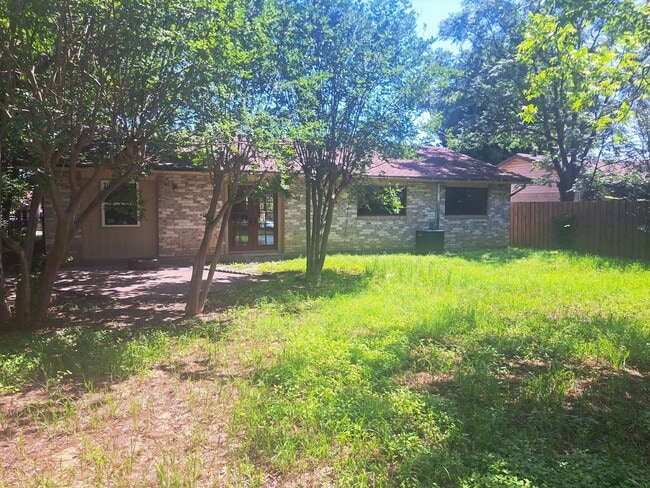 Building Photo - 4 Bedroom / 2 Bath / 2 Car Garage
