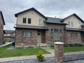 Building Photo - 3 bdrm 2 1/2 bath Townhome- Small Dog Friendly