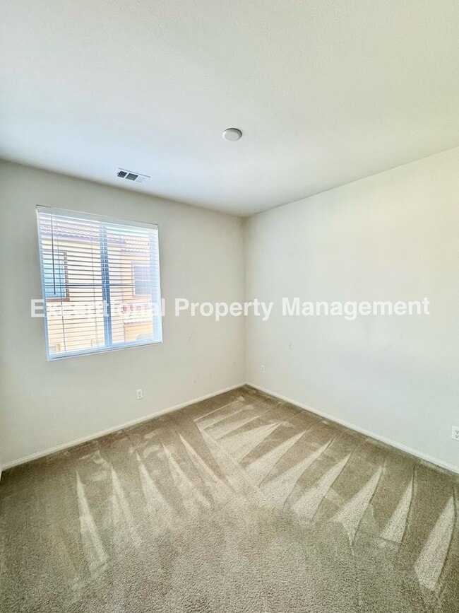 Building Photo - Great 3 bed 3 bath home