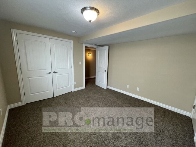 Building Photo - 4 Bed, 3 Bath Town Home w/ 2 Car Garage - Ammon