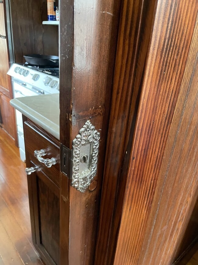 Building Photo - 852 Laveta Terrace