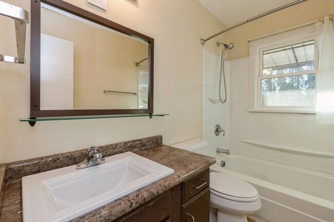 Building Photo - LEASING SPECIAL!! 2 Bed, 1.5 Bath Home in Ankeny