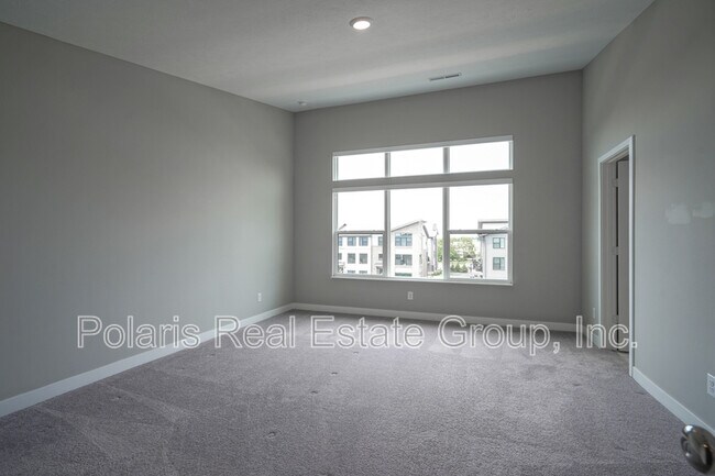 Building Photo - 673 Golborne St