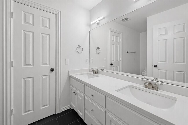 Building Photo - 110 SE G Ct