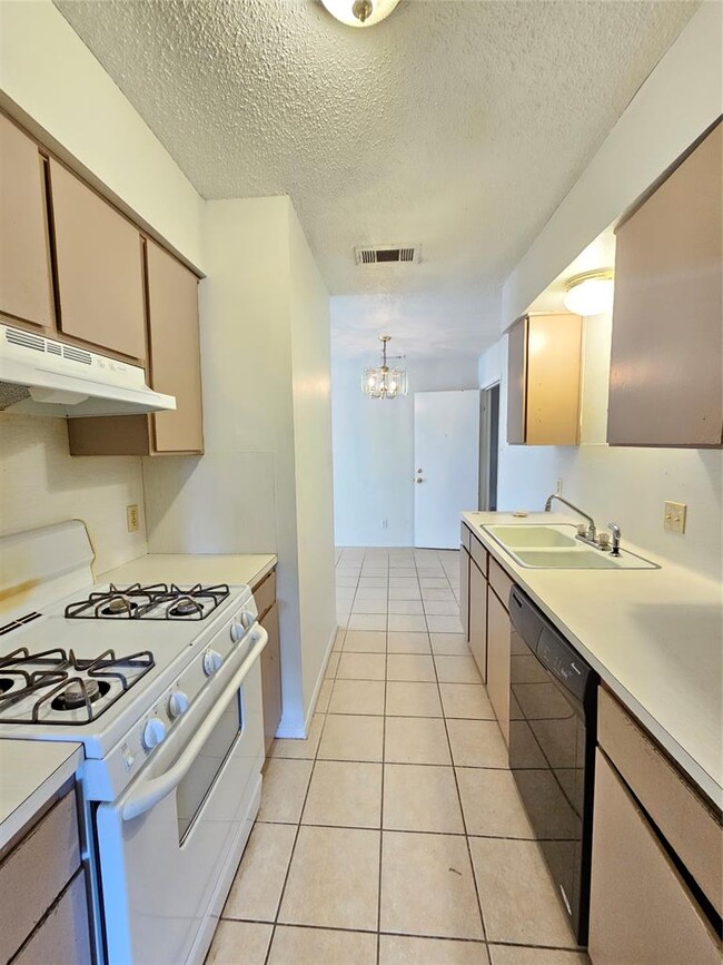Building Photo - 6000 Emerald Forest Dr
