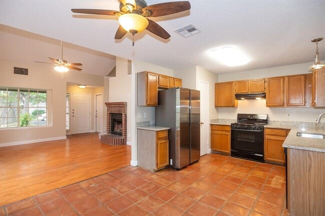 Building Photo - 1004 Kavanagh Dr