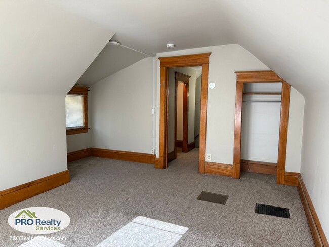 Building Photo - Updated 3 Bedroom House