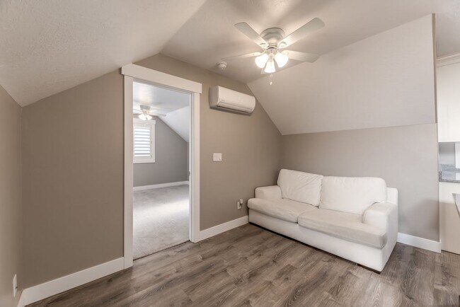 Building Photo - Stunning Above-Garage Apartment In Excelle...