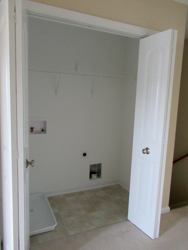 Building Photo - Three Bedroom Townhome in Richlands Close to Everything!!