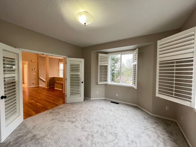 Building Photo - Immaculate 4 bedroom, 3.5 bathroom, tri-level Home in Tigard!! Expansive Views, Office space, Gam...