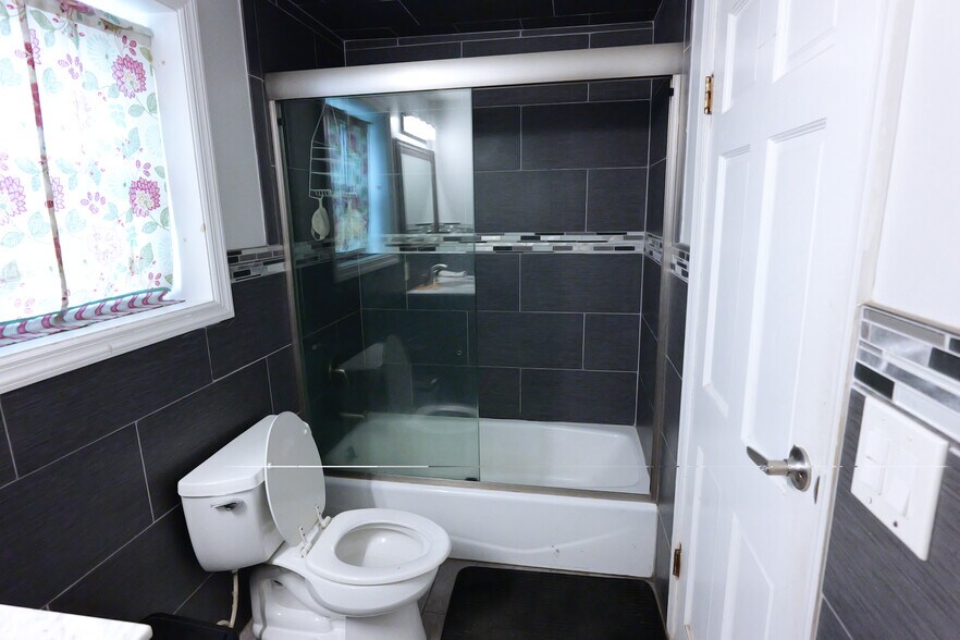 Building Photo - 245 Ferry St