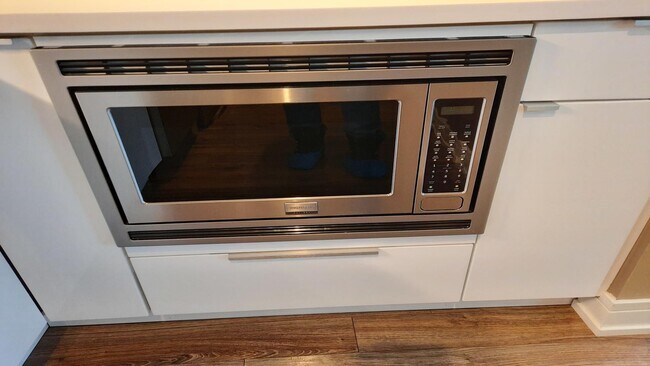 Building Photo - Elevate Your Lifestyle, Stunning 3-Bedroom Loft in Evanston