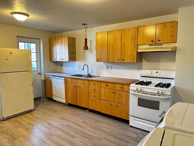 Building Photo - Spacious & Updated 2-Bedroom Apartment