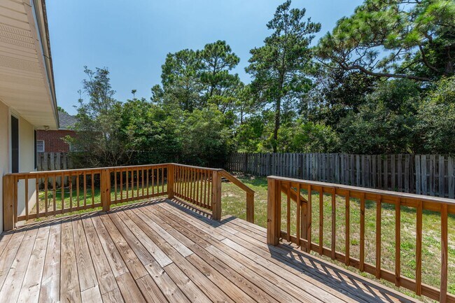 Building Photo - Spacious Home in Navarre!