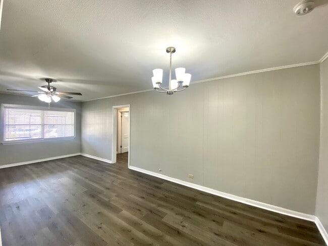 Building Photo - 3 Bedroom 3 bathroom Remodeled home ready to be loved