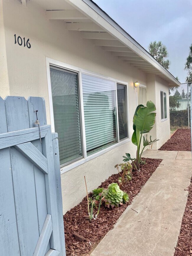 Building Photo - Newly Remodeled 2 Bedroom 1 Bath House!