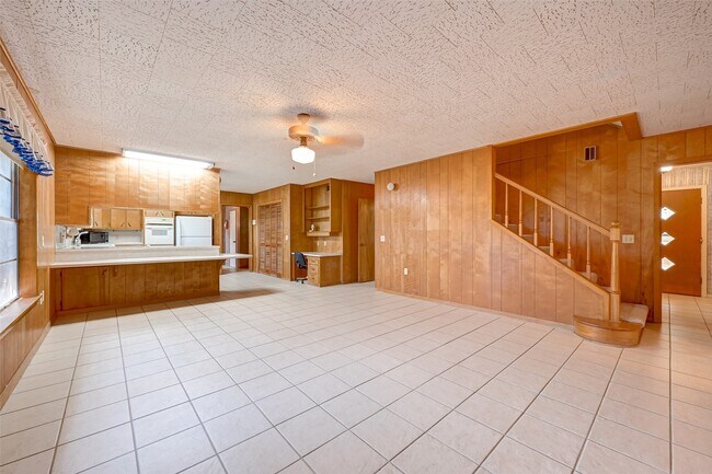 Building Photo - 16711 Hwy 90 Alt