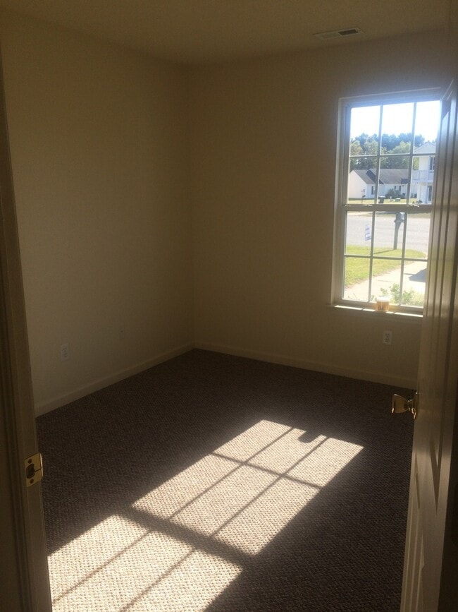 Building Photo - Beautiful Home with a Great Location In Town