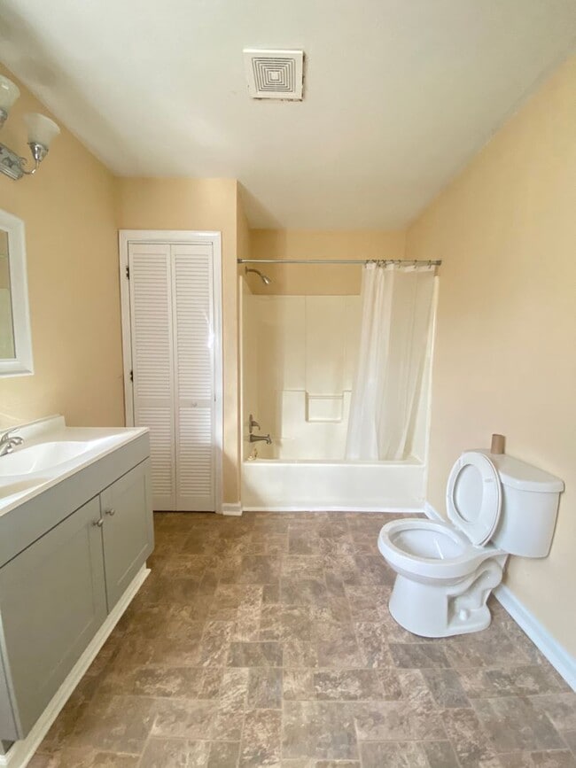 Building Photo - Spacious Single Family home