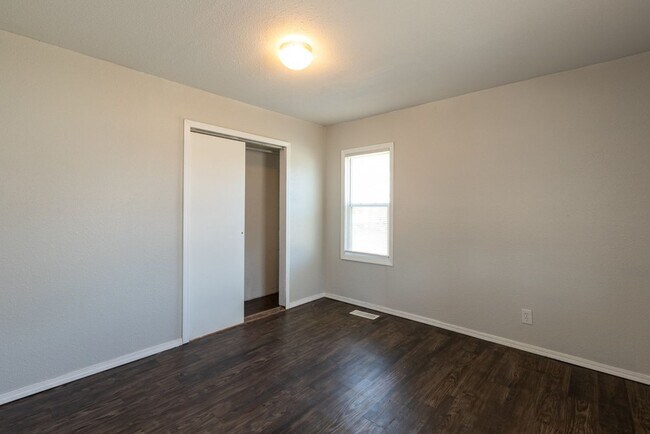 Building Photo - 3 BED/ 1 BATH IN UP AND COMING NEIGHBORHOOD