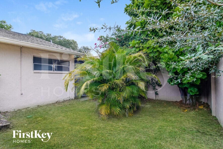 Building Photo - 8006 La Serena Dr