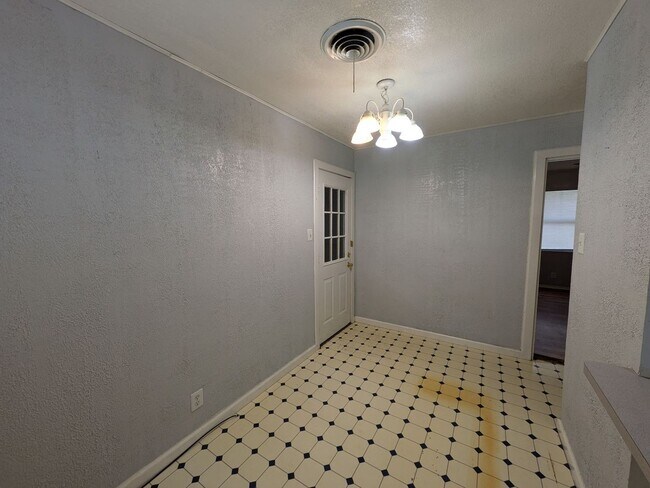 Building Photo - 3529 Bowling Ln