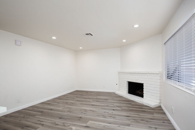 Building Photo - Completely remodeled 2nd floor unit near S...